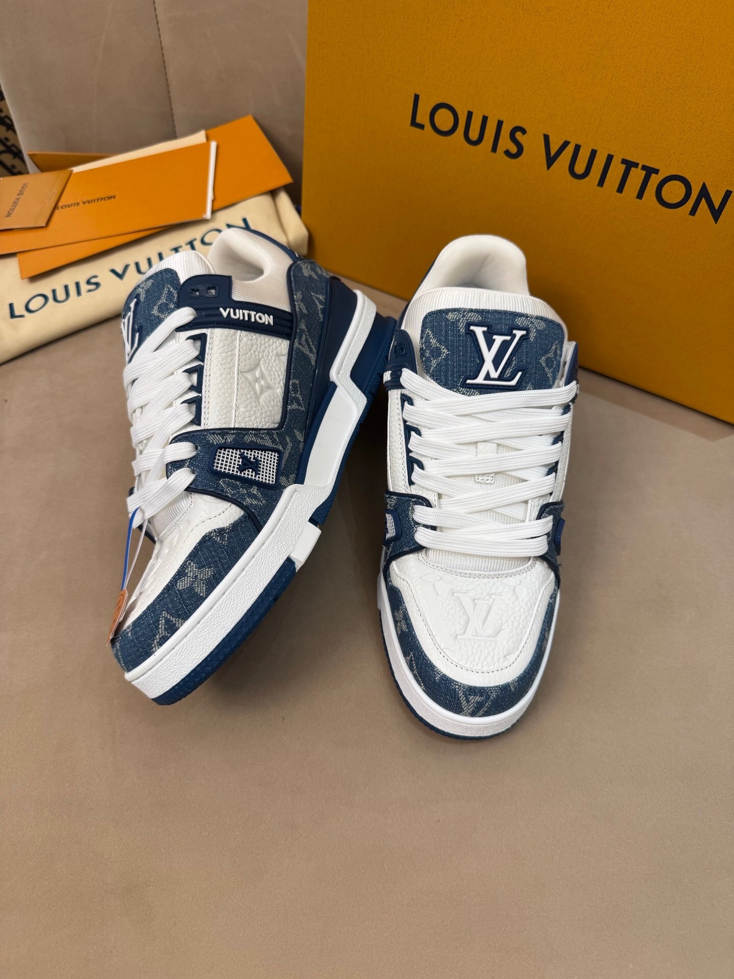P699 Trainer经典运动鞋 牛仔蓝