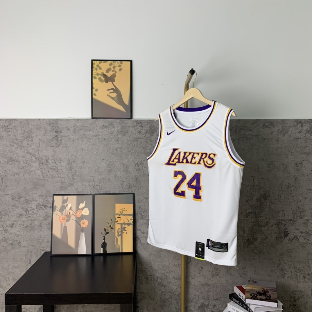 （款号S24）【顶级刺绣版本】挂拍图 NBA湖人科比24号球衣耐克官网同步新款 科比24号球衣 陈冠希李易峰各路大神上身同款 字母和英文采用高品质密锈 领口采用圆领设计上身效果超级好 球迷可搭 · cover
