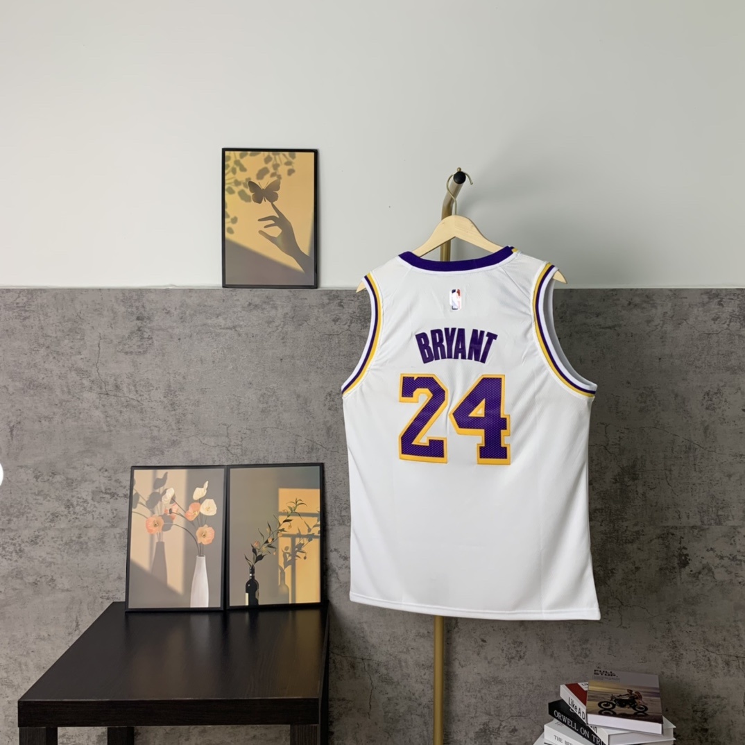 （款号S24）【顶级刺绣版本】挂拍图 NBA湖人科比24号球衣耐克官网同步新款 科比24号球衣 陈冠希李易峰各路大神上身同款 字母和英文采用高品质密锈 领口采用圆领设计上身效果超级好 球迷可搭 · image 8