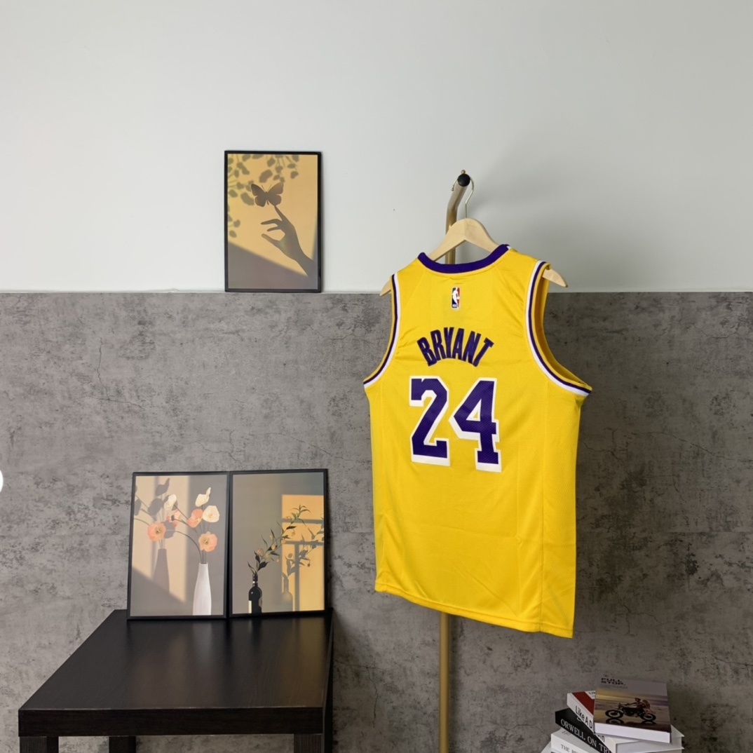 （款号S24）【顶级刺绣版本】挂拍图 NBA湖人科比24号球衣耐克官网同步新款 科比24号球衣 陈冠希李易峰各路大神上身同款 字母和英文采用高品质密锈 领口采用圆领设计上身效果超级好 球迷可搭 · image 6