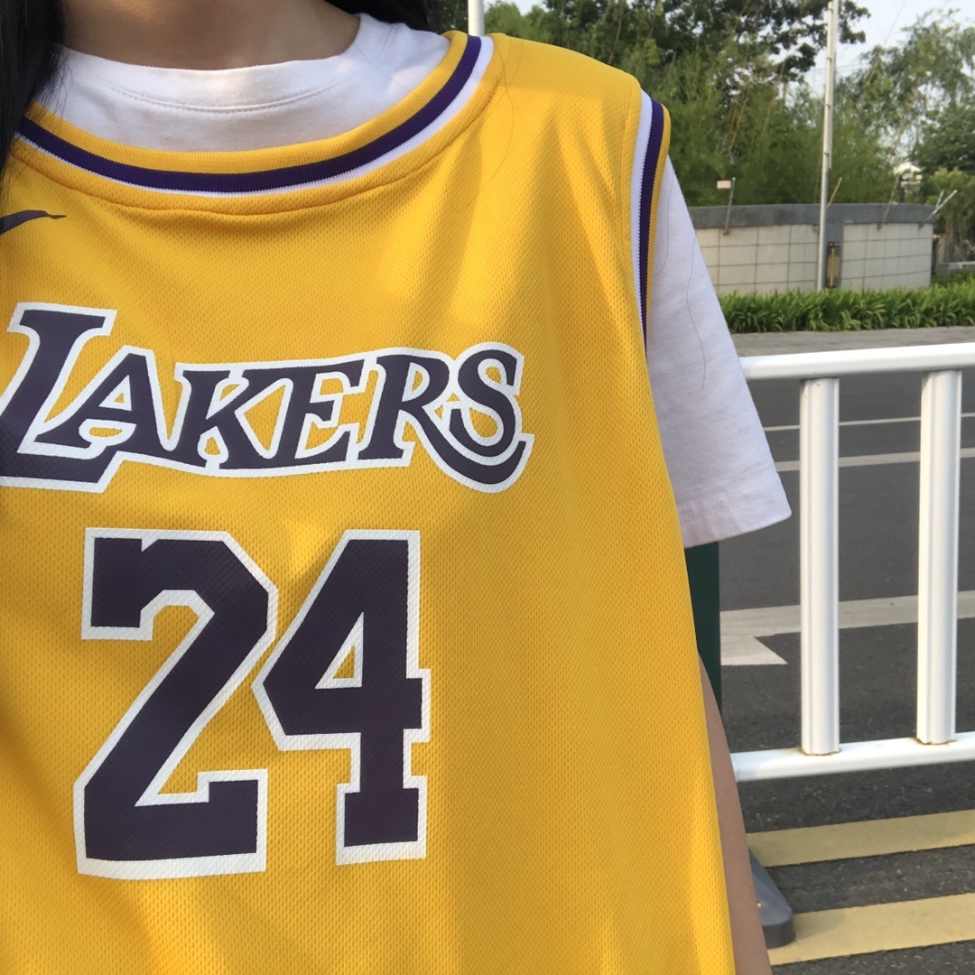 （款号S24）【顶级刺绣版本】模特上身图 NBA湖人科比24号球衣耐克官网同步新款 科比24号球衣 陈冠希李易峰各路大神上身同款 字母和英文采用高品质密锈 领口采用圆领设计上身效果超级好 球迷 · cover