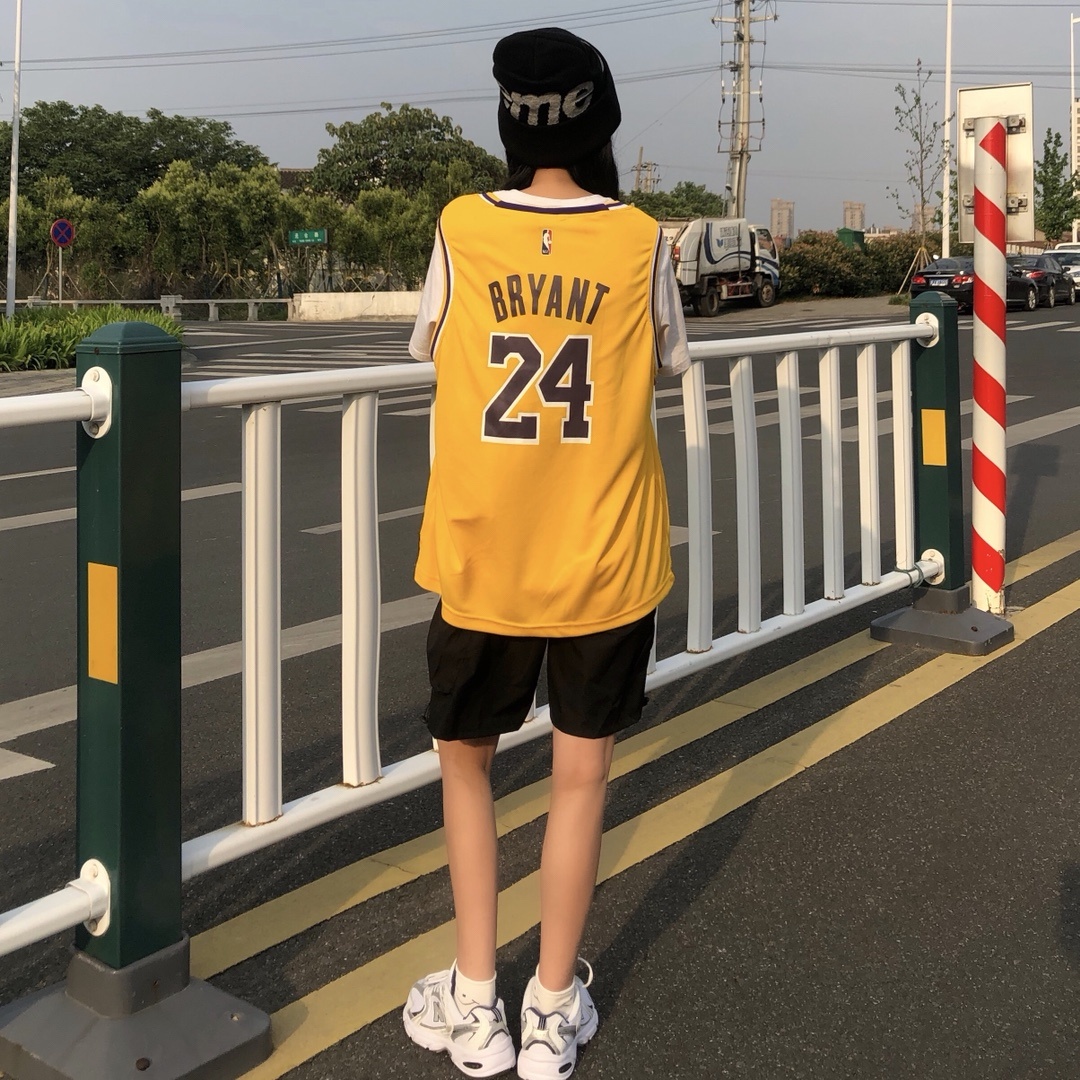 （款号S24）【顶级刺绣版本】模特上身图 NBA湖人科比24号球衣耐克官网同步新款 科比24号球衣 陈冠希李易峰各路大神上身同款 字母和英文采用高品质密锈 领口采用圆领设计上身效果超级好 球迷 · image 7