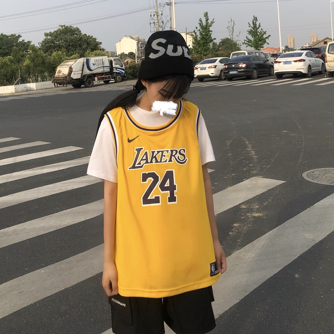 （款号S24）【顶级刺绣版本】模特上身图 NBA湖人科比24号球衣耐克官网同步新款 科比24号球衣 陈冠希李易峰各路大神上身同款 字母和英文采用高品质密锈 领口采用圆领设计上身效果超级好 球迷 · image 6