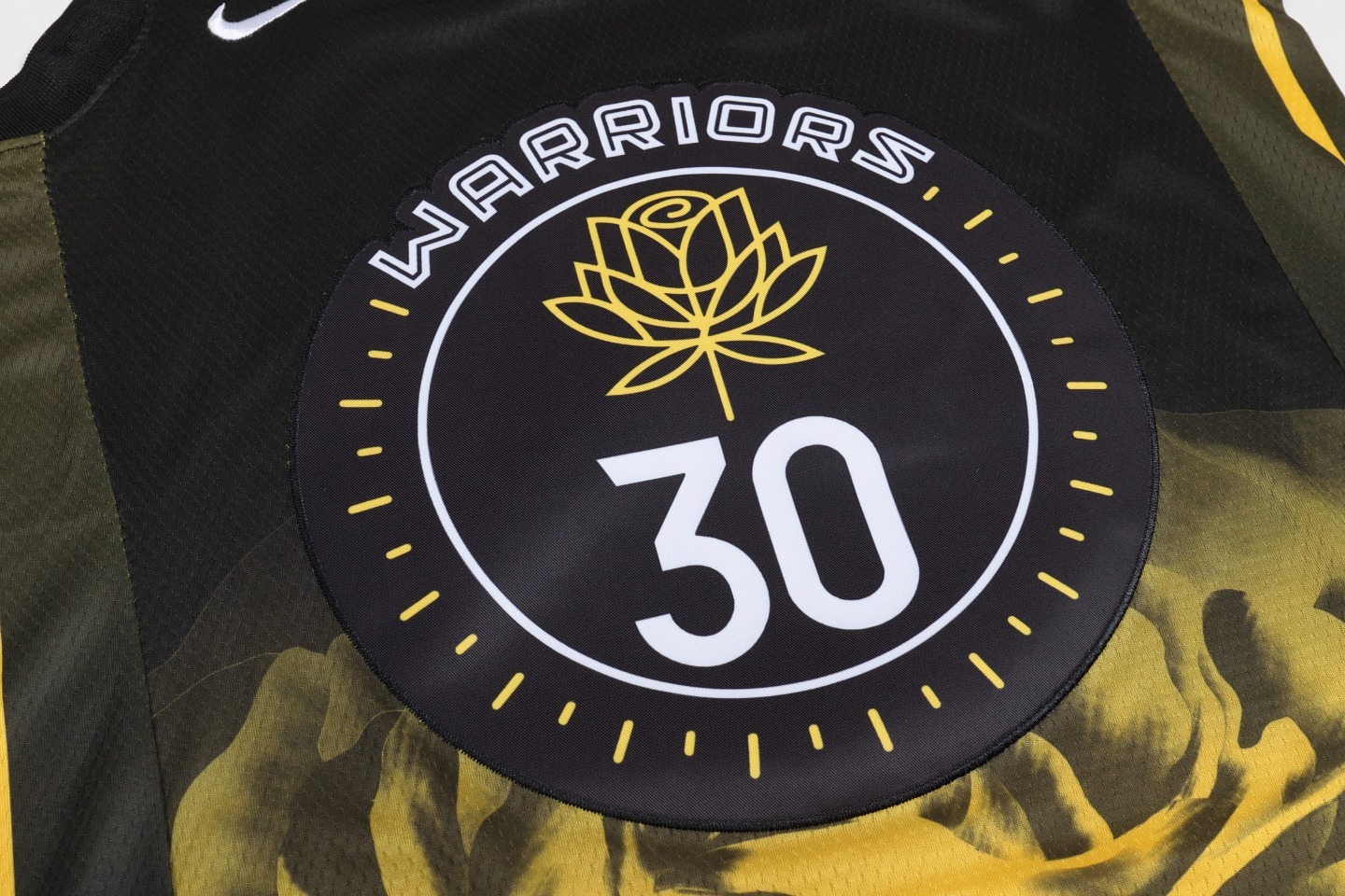 （款号S030）【顶级刺绣版本】白底细节图 独家上新 NIKE×NBA 金州勇士队2023最新款金色莲花球衣 斯蒂芬库里30号球衣专柜zp一比一 NBA耐克nike篮球衣 球衣 超透气网眼面料 · image 6