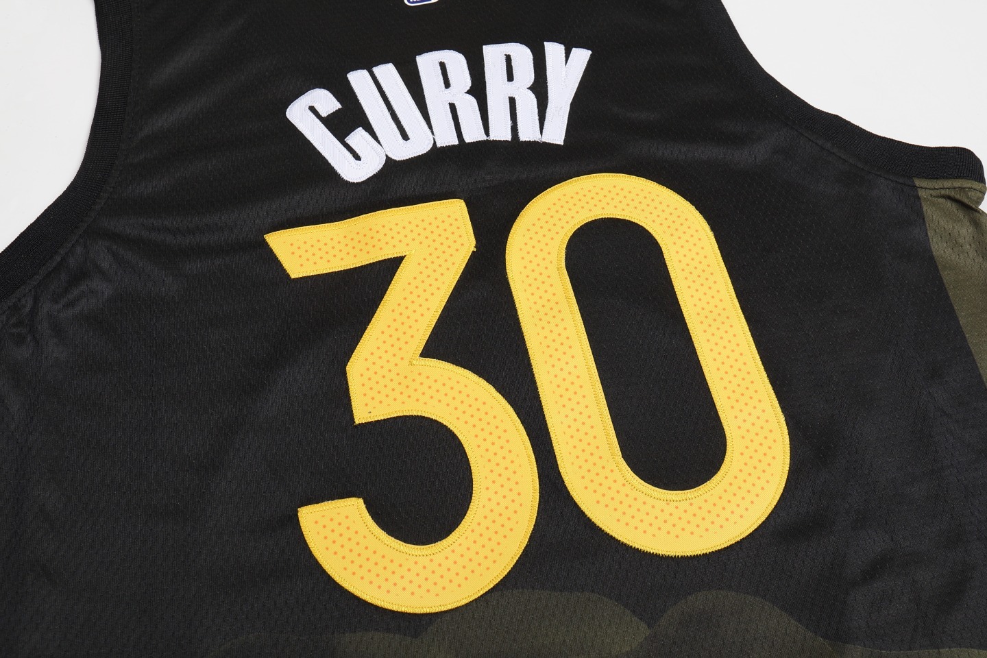 （款号S030）【顶级刺绣版本】白底细节图 独家上新 NIKE×NBA 金州勇士队2023最新款金色莲花球衣 斯蒂芬库里30号球衣专柜zp一比一 NBA耐克nike篮球衣 球衣 超透气网眼面料 · image 5