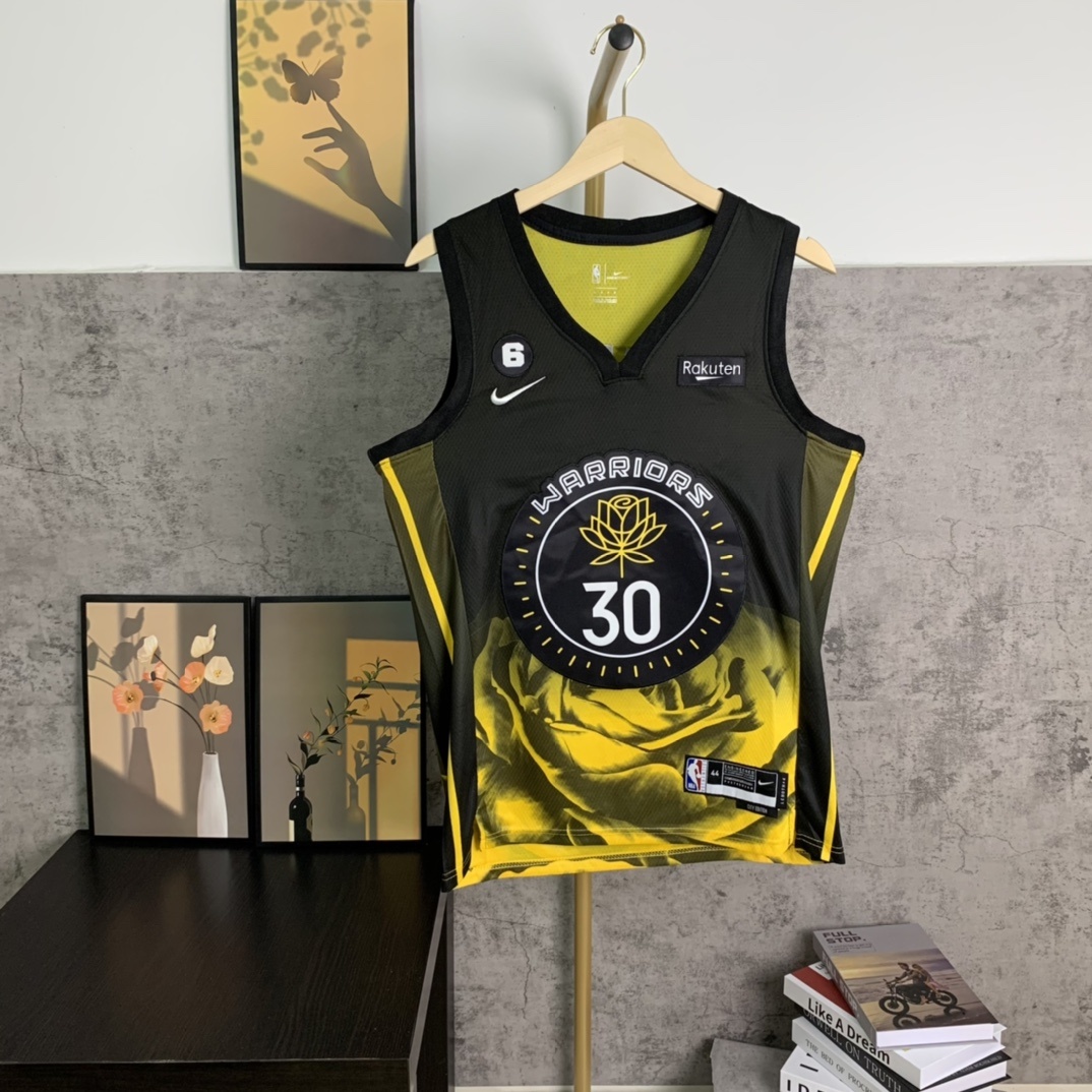 （款号S030）【顶级刺绣版本】挂拍图 独家上新 NIKE×NBA 金州勇士队2023最新款金色莲花球衣 斯蒂芬库里30号球衣专柜zp一比一 NBA耐克nike篮球衣 球衣 超透气网眼面料 赶 · cover