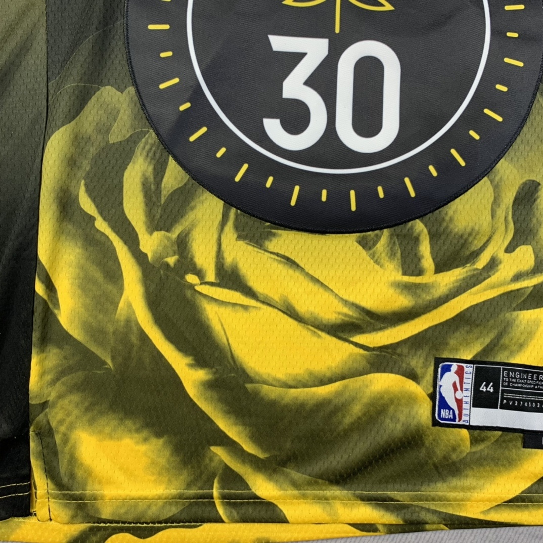 （款号S030）【顶级刺绣版本】平铺实拍图 独家上新 NIKE×NBA 金州勇士队2023最新款金色莲花球衣 斯蒂芬库里30号球衣专柜zp一比一 NBA耐克nike篮球衣 球衣 超透气网眼面料 · image 5