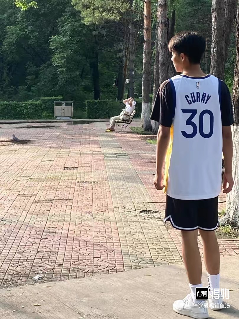 （款号S30）【顶级刺绣版本】模特上身图 Nike NBA 金州勇士队 库里30号球衣 顶级刺绣版本 -定制优质网眼布面料，原版克重，Dri-FIT 技术导湿速干，防静电处理 -字母数字均为高 · cover