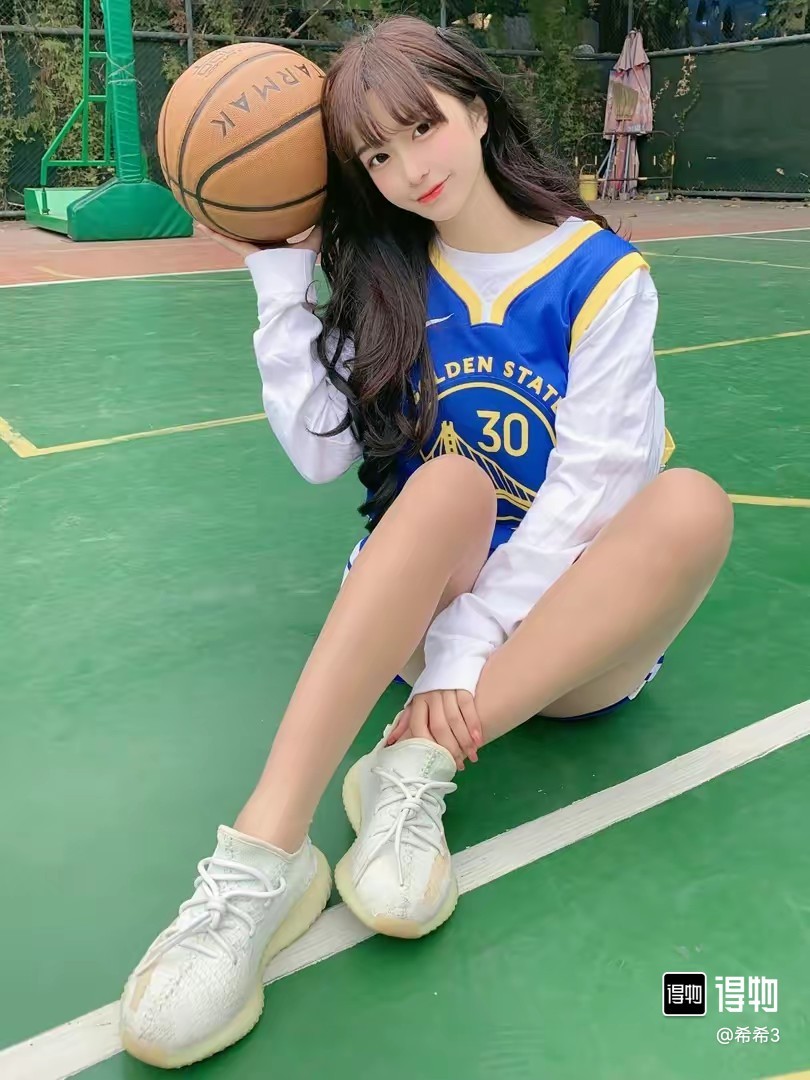 （款号S30）【顶级刺绣版本】模特上身图 Nike NBA 金州勇士队 库里30号球衣 顶级刺绣版本 -定制优质网眼布面料，原版克重，Dri-FIT 技术导湿速干，防静电处理 -字母数字均为高 · image 7