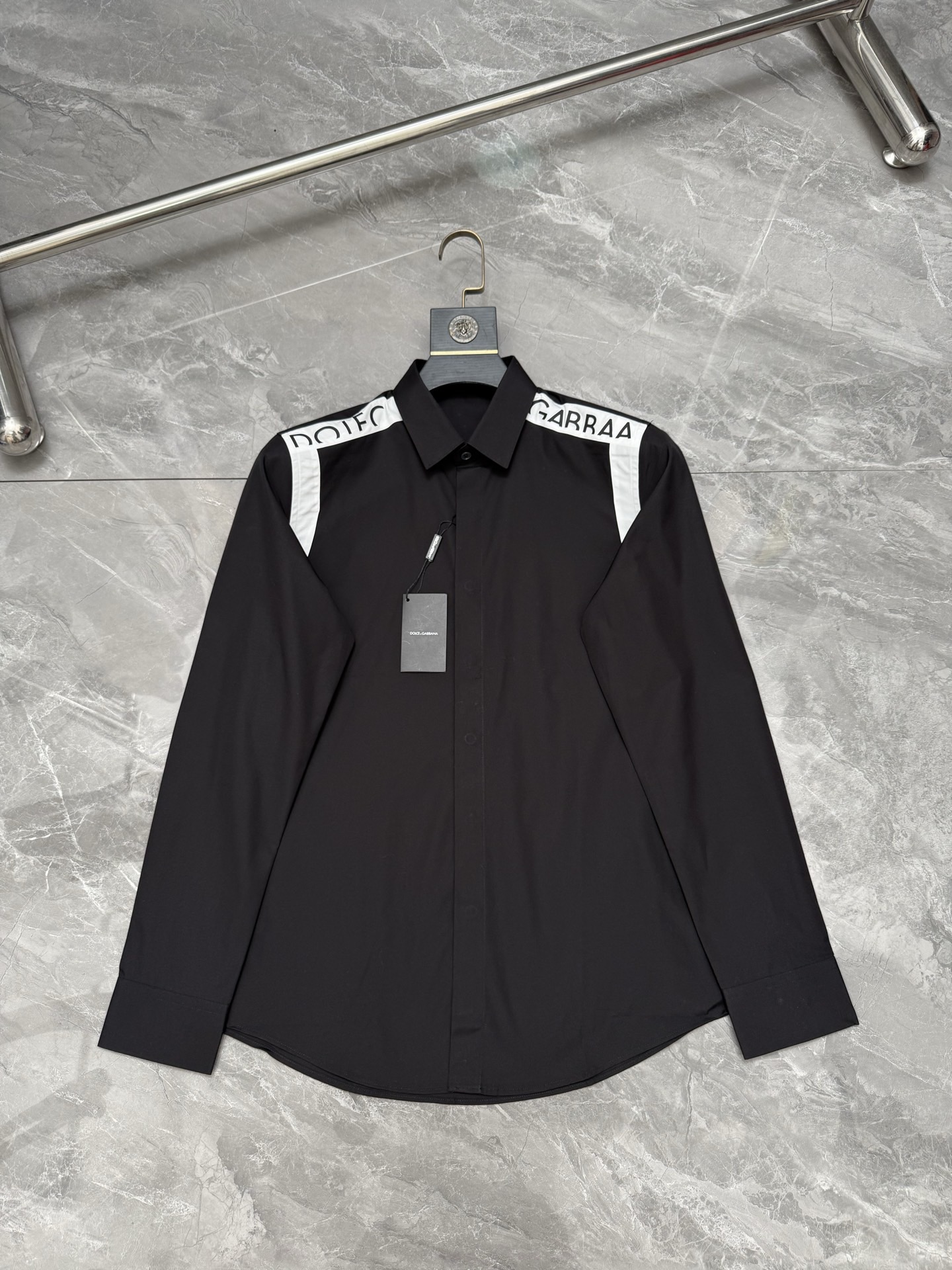 下单须知❗只支持换码 Dolce&Gabban*/杜嘉班* 过肩拼色半幅字母印花衬衫 码数：38.40.42.44.46.48 颜色：黑  白 · cover